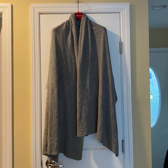 💯 Luxurious Cashmere Gray Large Scarf Wrap Never Used - Picture 1 of 11
